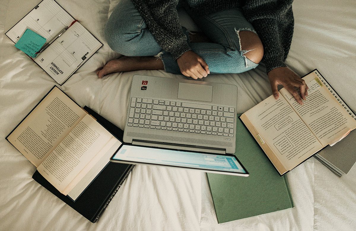 MPU Vorbereitung mit Laptop und Büchern