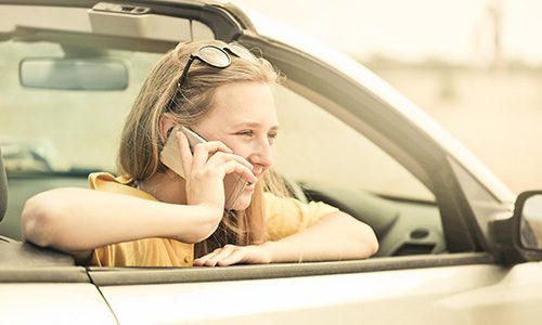 Frau am Telefon sichert sich das kostenlose Erstgespräch