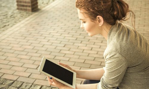 Frau bei der MPU Online Vorbereitung am Tablet