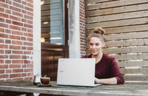 Frau am Laptop im Online Meeting