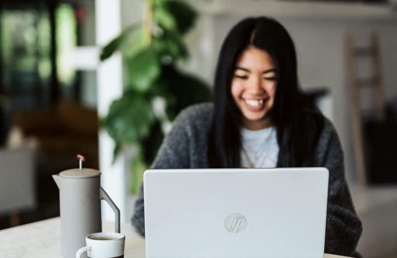 Frau bei der Online Vorbereitung mit Laptop